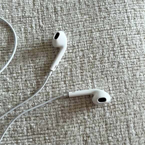 BRAND NEW APPLE EARBUDS - Picture 6 of 6